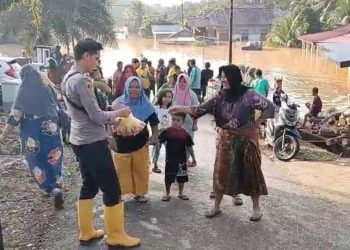 Polri Bersama Stakeholder Tangani Banjir di Merangin dan Sarolangun, Warga Diimbau Tetap Waspada. (Foto : ist)
