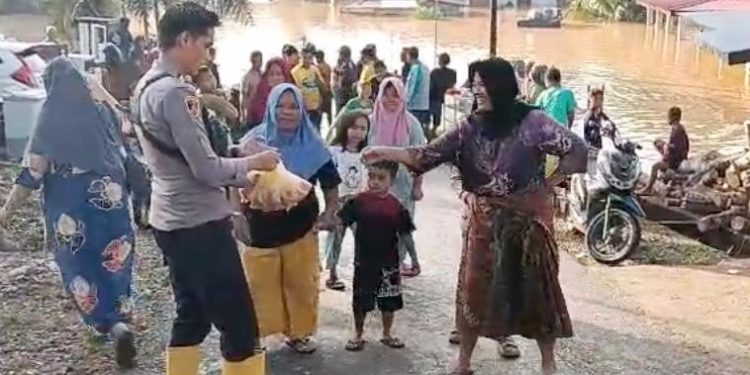 Polri Bersama Stakeholder Tangani Banjir di Merangin dan Sarolangun, Warga Diimbau Tetap Waspada. (Foto : ist)