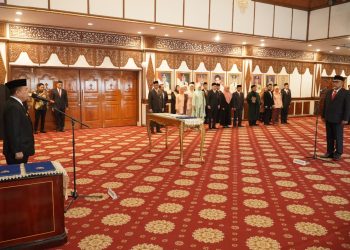 Lantik Sudirman sebagai Komisaris Utama Bank Jambi, Gubernur Al Haris Minta Pembenahan dan Kemandirian Bank Jambi. (Foto : ist)