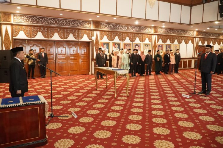 Lantik Sudirman sebagai Komisaris Utama Bank Jambi, Gubernur Al Haris Minta Pembenahan dan Kemandirian Bank Jambi. (Foto : ist)