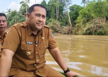 Berjibaku Naik Perahu,  Bupati Syukur Salurkan Bantuan  Korban Banjir di Desa Rantau Limau Kapas. (Foto : ist)