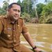 Berjibaku Naik Perahu,  Bupati Syukur Salurkan Bantuan  Korban Banjir di Desa Rantau Limau Kapas. (Foto : ist)