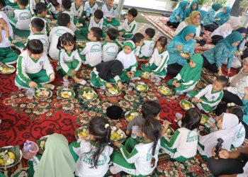 Rabu Berkah PKK Jambi, Bunda PAUD Bagikan Sarapan Bergizi untuk Warga. (Foto : ist)