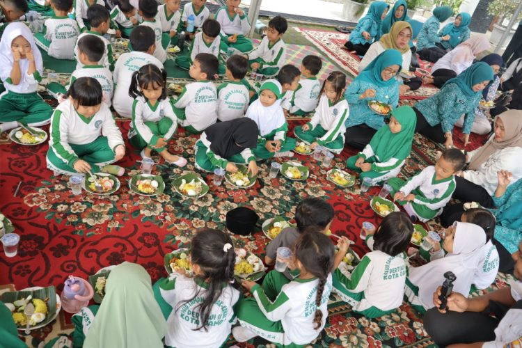 Rabu Berkah PKK Jambi, Bunda PAUD Bagikan Sarapan Bergizi untuk Warga. (Foto : ist)