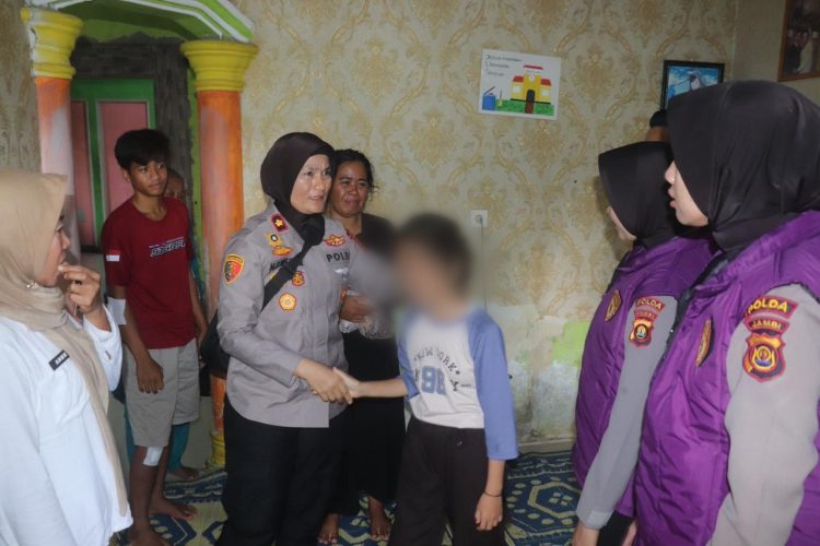 Langkah Humanis Polda Jambi: Dampingi Trauma Anak Pasca-Insiden Tragis yang Menimpa Sang Ayah. (Foto : ist)