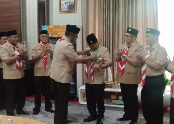 Wali Kota Jambi dianugerahi Perintis Utama Tokoh Gerakan Pramuka. (Foto : Rolan - sinarjambi.com)