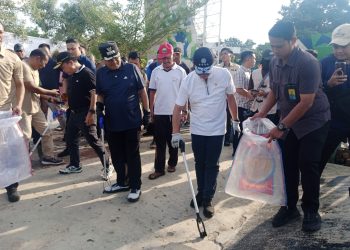Wali Kota Jambi dampingi Menteri LH korve di Danau Sipin. (Foto : Rolan - sinarjambi.com)