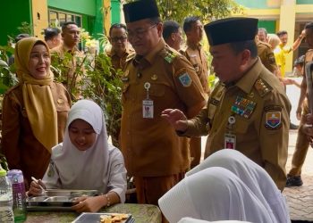 Gubernur Al Haris Tinjau Pelaksanaan Tes Kompetensi Akademik SMP di Kota Jambi, Tekankan Pemerataan Mutu Pendidikan. (Foto : ist)