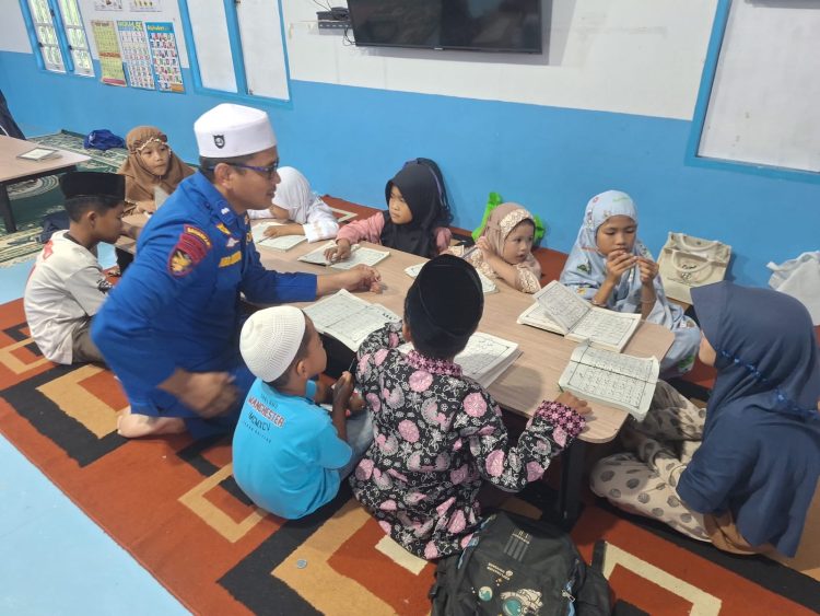 Ditpolairud Polda Jambi Gelar Kegiatan Di Rumah Baca Bhayangkara Bahari, Tanamkan Nilai Religi dan Edukasi bagi Anak Pesisir Sungai Batanghari. (Foto : ist)
