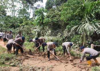 Satbrimob Polda Jambi Sigap Bantu Warga Terdampak Banjir di Sarolangun. (Foto : ist)