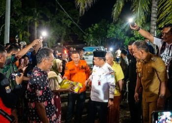 Gubernur Al Haris Tinjau Banjir di Merangin, Salurkan Bantuan dan Janjikan Perahu Gratis. (Foto : ist)