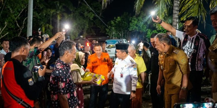 Gubernur Al Haris Tinjau Banjir di Merangin, Salurkan Bantuan dan Janjikan Perahu Gratis. (Foto : ist)