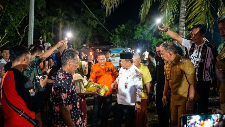 Gubernur Al Haris Tinjau Banjir di Merangin, Salurkan Bantuan dan Janjikan Perahu Gratis. (Foto : ist)