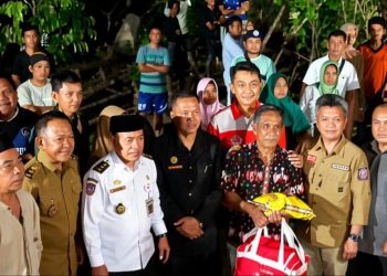 Gubernur Al Haris Tinjau Korban Banjir Merangin, Salurkan Bantuan dan Dengarkan Kebutuhan Masyarakat. (Foto : ist)