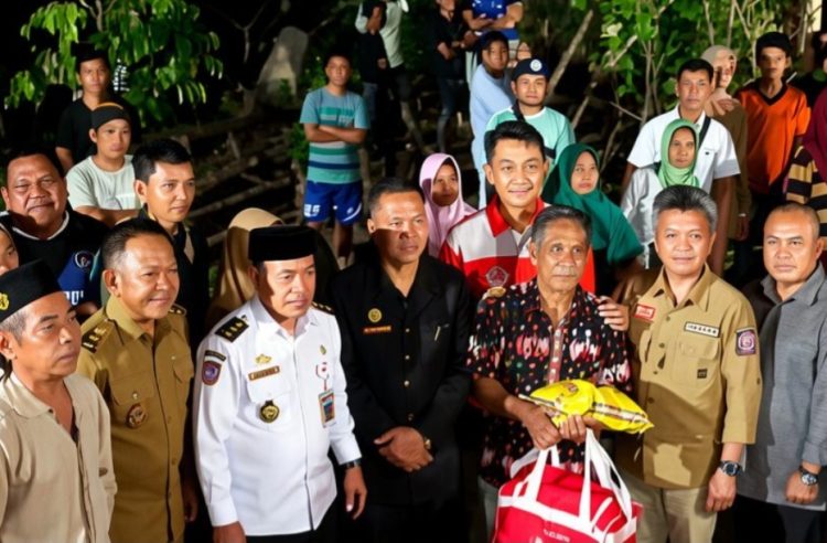 Gubernur Al Haris Tinjau Korban Banjir Merangin, Salurkan Bantuan dan Dengarkan Kebutuhan Masyarakat. (Foto : ist)