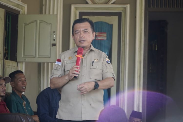 Tinjau Warga Selango yang Terdampak Banjir, Gubernur Al Haris Beri Motivasi Agar Tetap Tegar dan Sabar serta Gelontorkan 1 ton Beras. (Foto : ist)