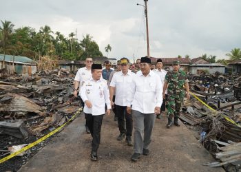 Gubernur Al Haris Tinjau Korban Kebakaran di Tanjab Barat, Serahkan Bantuan dan Ajak Gotong Royong. (Foto : ist)