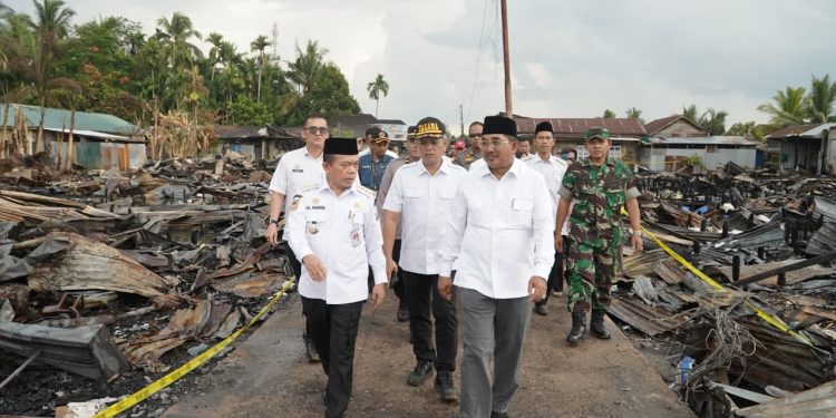 Gubernur Al Haris Tinjau Korban Kebakaran di Tanjab Barat, Serahkan Bantuan dan Ajak Gotong Royong. (Foto : ist)