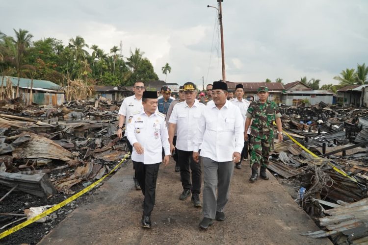 Gubernur Al Haris Tinjau Korban Kebakaran di Tanjab Barat, Serahkan Bantuan dan Ajak Gotong Royong. (Foto : ist)