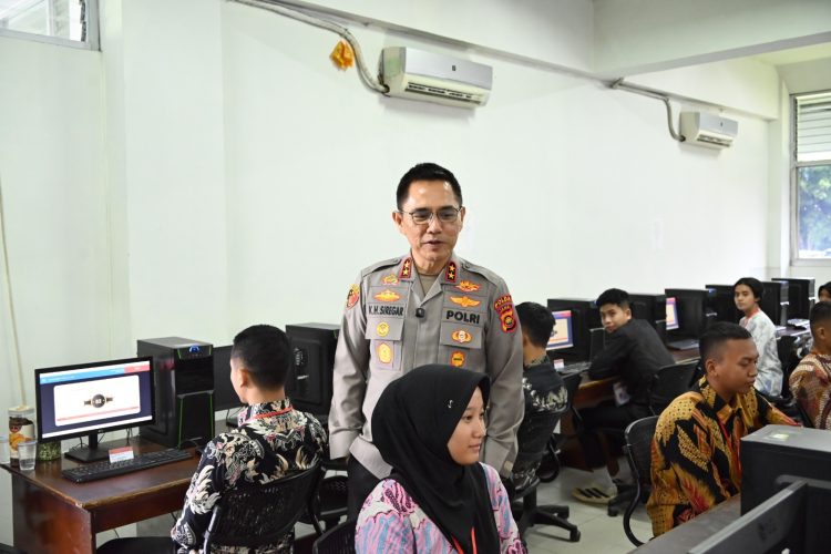 Kapolda Jambi Tinjau Langsung Tes Akademik Taruna dan Taruni Akpol Tahun Anggaran 2026 di Kampus Unama Tehok. (Foto : ist)
