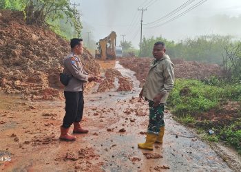 Longsor Tutupi Jalan Lintas Kerinci–Bangko, Polda Jambi Imbau Masyarakat Waspada Longsor Susulan. (Foto : ist)