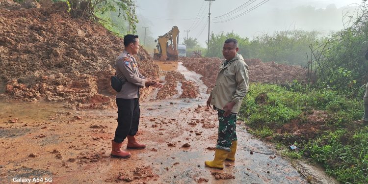 Longsor Tutupi Jalan Lintas Kerinci–Bangko, Polda Jambi Imbau Masyarakat Waspada Longsor Susulan. (Foto : ist)