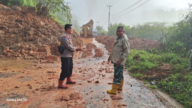 Longsor Tutupi Jalan Lintas Kerinci–Bangko, Polda Jambi Imbau Masyarakat Waspada Longsor Susulan. (Foto : ist)