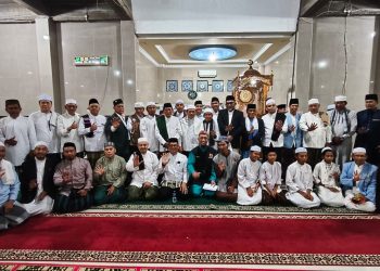 Safari Subuh Pemprov Jambi di Masjid Hidayatullah, Al Haris Serahkan Santunan dan Bantuan untuk Masjid. (Foto : ist)