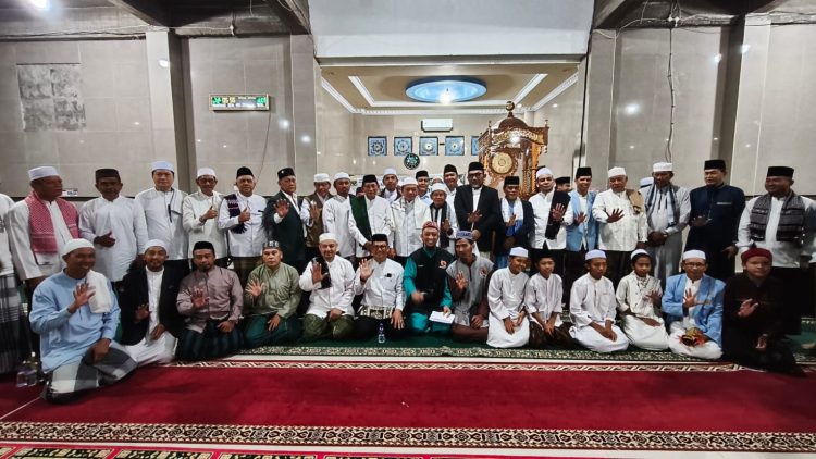 Safari Subuh Pemprov Jambi di Masjid Hidayatullah, Al Haris Serahkan Santunan dan Bantuan untuk Masjid. (Foto : ist)