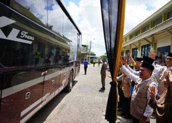 Lepas 442 JCH Kloter BTH 19, Pesan Gubernur Al Haris: Fokus Ibadah Haji, Jangan sia-siakan Perjuangan Puluhan Tahun. (Foto : ist)