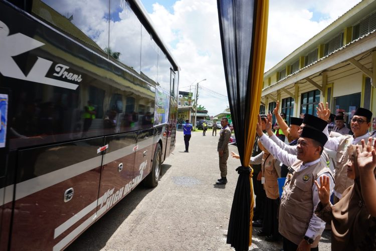 Lepas 442 JCH Kloter BTH 19, Pesan Gubernur Al Haris: Fokus Ibadah Haji, Jangan sia-siakan Perjuangan Puluhan Tahun. (Foto : ist)