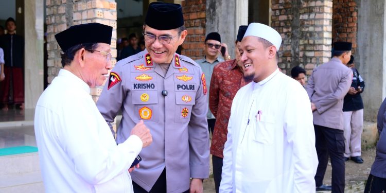 Kapolda Jambi Jalin Silaturahmi dengan Pondok Pesantren Darul Arifin, Tekankan Pendidikan Disiplin dan Pemanfaatan Teknologi Secara Positif. (Foto : ist)
