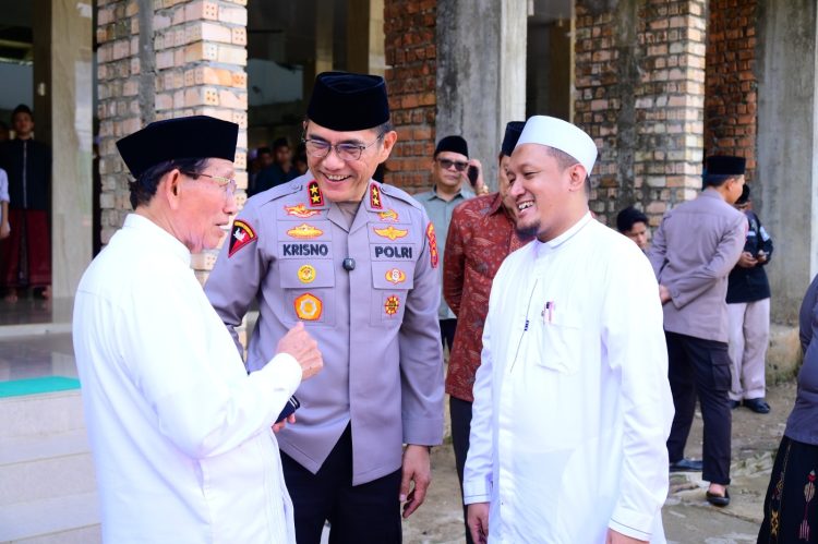 Kapolda Jambi Jalin Silaturahmi dengan Pondok Pesantren Darul Arifin, Tekankan Pendidikan Disiplin dan Pemanfaatan Teknologi Secara Positif. (Foto : ist)