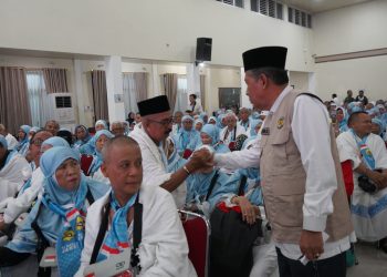 Pesan Wagub Sani Saat Lepas 444 JCH BTH 20 : Sempurnakan Rukun Haji, Doakan Jambi dari Tanah Suci. (Foto : ist)