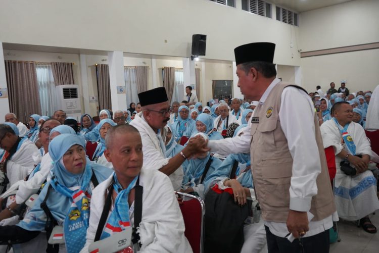 Pesan Wagub Sani Saat Lepas 444 JCH BTH 20 : Sempurnakan Rukun Haji, Doakan Jambi dari Tanah Suci. (Foto : ist)