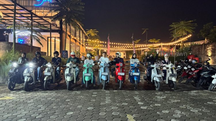 Sekelompok riders Yamaha Fazzio di Jambi mengaku “tidak sengaja” berkumpul karena satu kesukaan yang sama: jalan-jalan dan nongkrong di tempat-tempat yang lagi nge-hits di Jambi. (Foto : ist)