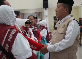 Wagub Sani Lepas 442 JCH Kloter BTH 22 Provinsi Jambi, Doakan Keselamatan dan Keberkahan Bagi Keluarga dan Daerah. (Foto : ist)