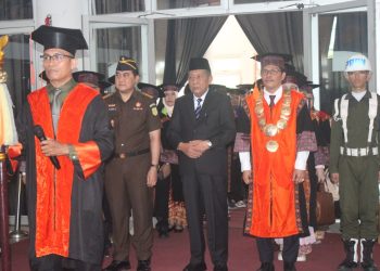 Hadiri Dies Natalis dan Wisuda UNJA, Wagub Sani Tekankan Peran Kampus dalam Pembangunan. (Foto : ist)