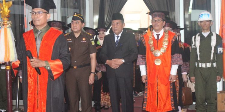 Hadiri Dies Natalis dan Wisuda UNJA, Wagub Sani Tekankan Peran Kampus dalam Pembangunan. (Foto : ist)