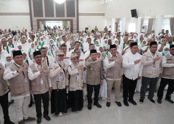 Lepas JCH Kloter Terakhir BTH 25, Gubernur Al Haris:  Semoga Layanan Haji Makin Baik, Jamaah Makin Puas. (Foto : ist)