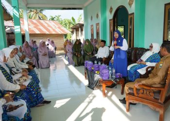 Hj. Hesti Haris bersama BKMT dan Posyandu Serahkan Hewan Kurban di Desa Tangkit dan Kelurahan Kasang. (Foto : ist)