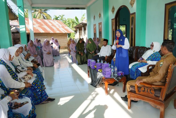 Hj. Hesti Haris bersama BKMT dan Posyandu Serahkan Hewan Kurban di Desa Tangkit dan Kelurahan Kasang. (Foto : ist)