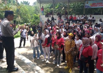 Kapolda Jambi sapa buruh saat merayakan May Day 2026 di hutan kota H M Sabki, Kota Jambi. (Foto : Rolan - sinarjambi.com)