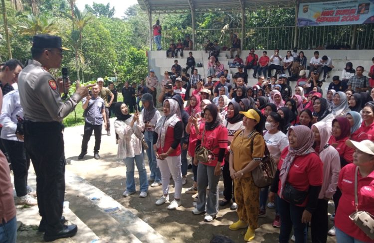 Kapolda Jambi sapa buruh saat merayakan May Day 2026 di hutan kota H M Sabki, Kota Jambi. (Foto : Rolan - sinarjambi.com)