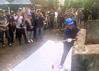 Walikota Jambi Maulana secara simbolis menghancurkan tempat pembuangan sampah di RT 10, pasar buah Kelurahan Orang Kayo Hitam, Kecamatan Pasar, kota Jambi. (Foto : Rolan - sinarjambi.com)