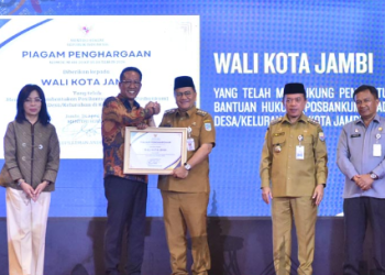 Wali Kota Maulana Raih Penghargaan Dari Menteri Hukum RI Atas Dukungan Hadirnya Pos Bantuan Hukum di Semua Kelurahan Kota Jambi. (Foto : ist)