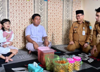 Maulana-Diza Beri Bantuan Kursi Roda Terhadap Anak Usia 6 Tahun si Kecamatan Alam Barajo. (Foto : ist)