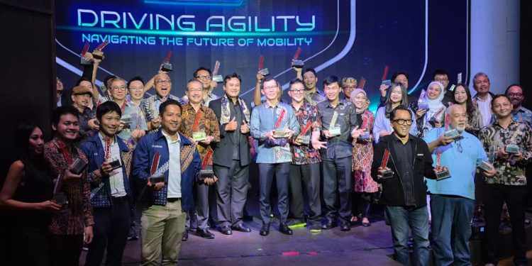 Dari Skutik Hingga Sport, Yamaha Sapu Bersih 7 Penghargaan di Event Otomotif Award 2026. (Foto : ist)