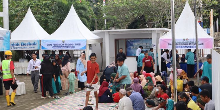 Rabu Berkah TP PKK Provinsi Jambi, Dinas Pendidikan Bagikan Sarapan Bergizi untuk Masyarakat. (Foto : ist)