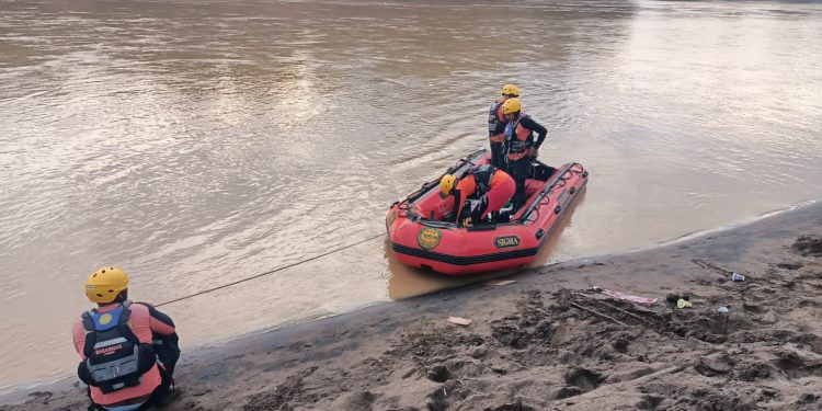 Bocah 8 Tahun Hanyut di Sungai Batang Tembesi Sarolangun, Basarnas Jambi dan Potensi SAR Lakukan Pencarian. (Foto : ist)
